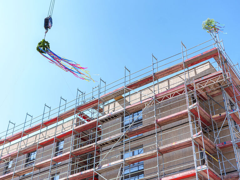 Richtfest beim Bau eines Mehrfamilienhauses aus Holz in Greenfields Buckow Berlin