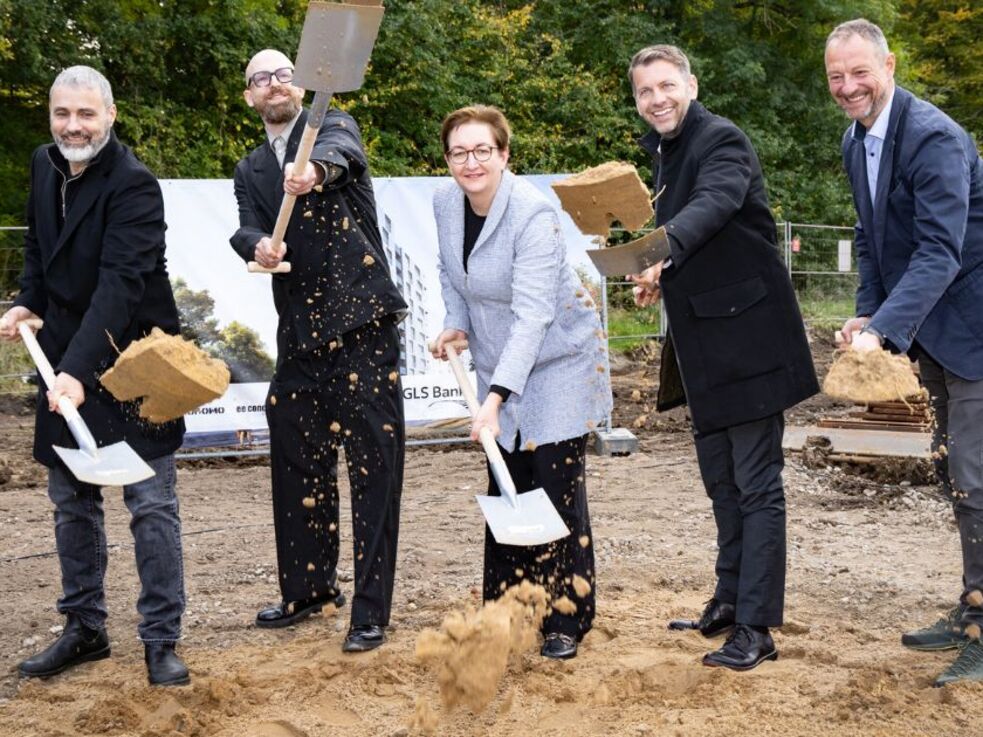 Spatenstich für die Woodscraper: (v.l.n.r.) Architekt Jörg Finkbeiner, Sven Schmittbüttner von UGK, Bundesbauministerin Klara Geywitz, Oberbürgermeister Dennis Weilmann und GLS Vorstand Dirk Kannacher.