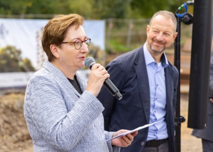Mehr lesen zu „Spatenstich für die Holzhochhäuser Woodscraper mit Klara Geywitz“